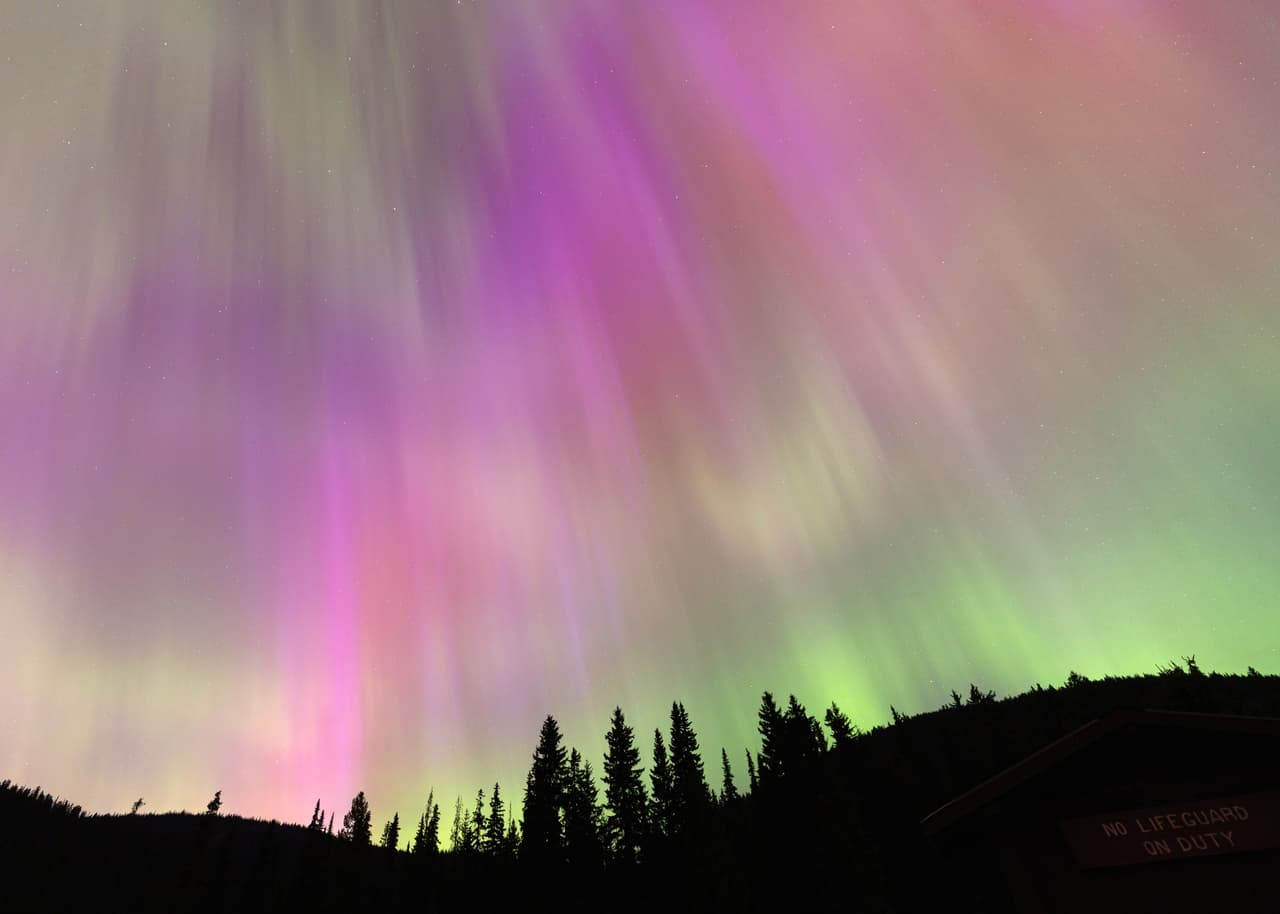 La aurora boreal se ve el 11 de mayo de 2024 en Manning Park, Columbia Británica, Canadá.