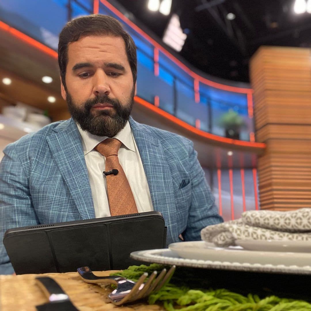 Albert aprovecha cada momentito libre para mantenerse informado.