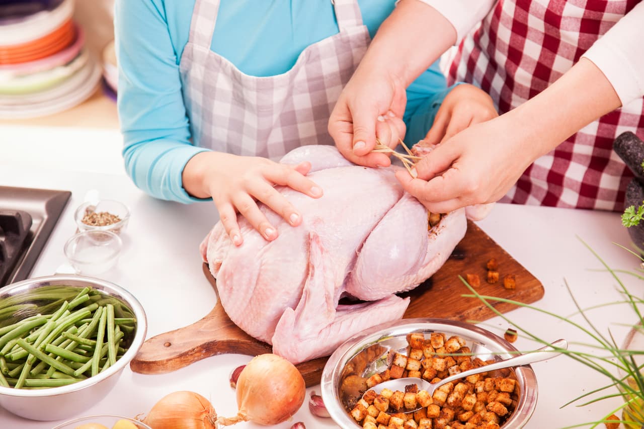 <b>Considera un pavo congelado.</b> ¿Sabías que con un pavo congelado puedes ahorrar entre un 30 y un 40 dólares más de lo que ahorrarías si compraras uno fresco? Lo único que tienes que hacer es tener mucho cuidado con su preparación: necesitarás de tres a cinco días para que se descongele.