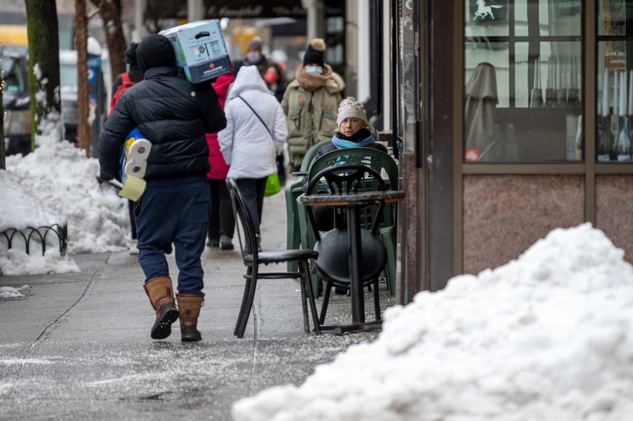 Murphy firma ley que amplía comidas en el exterior, mientras restaurantes ya pueden abrir al 35% en el interior