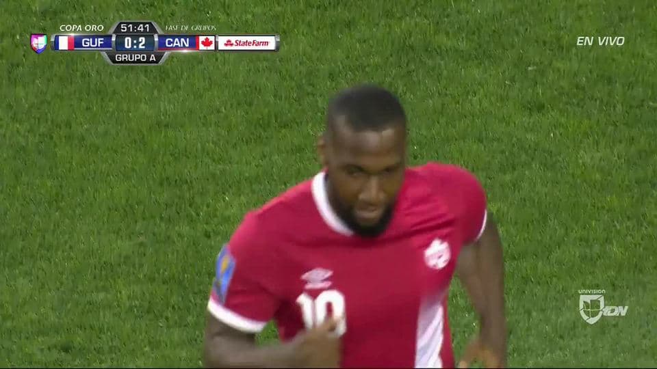 Disparo afuera de David Junior Hoilett