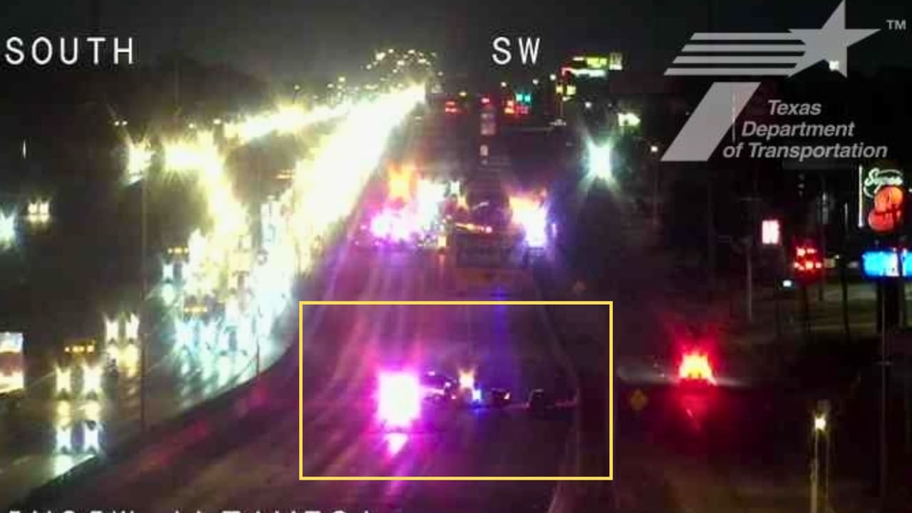 Una cámara de tráfico del Departamento de Transporte de Texas captó el momento en que un tramo de la Interestatal 35 fue cerrado debido al incendio de un tractocamión.