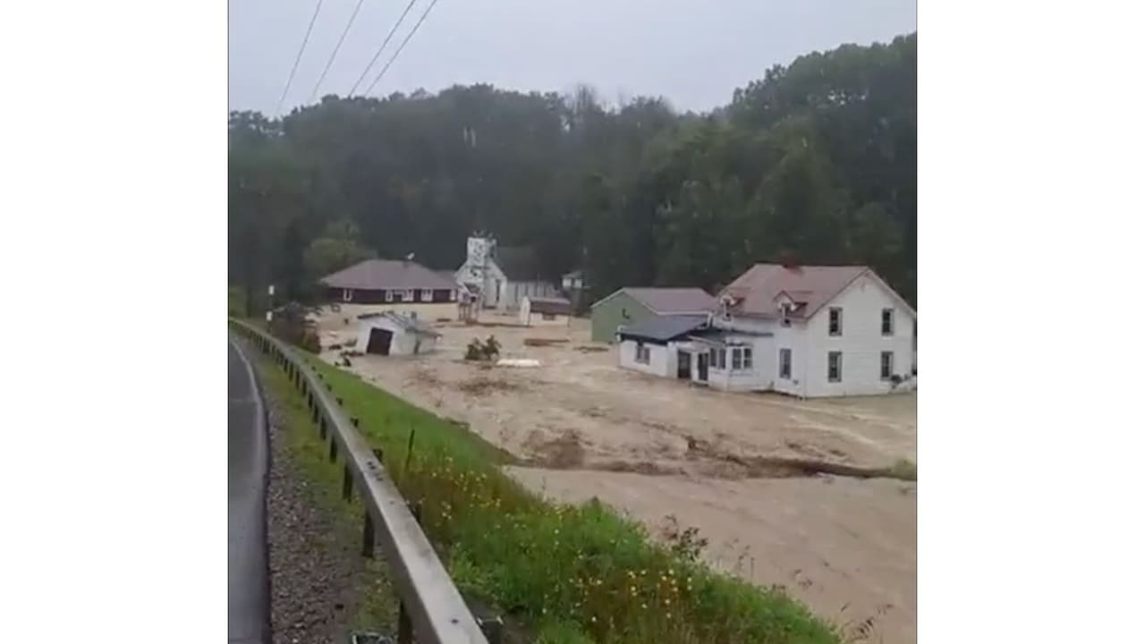 Las casas en esta pequeña villa del pueblo de Canisteo, quedaron atrapadas en la corriente. 
<br>