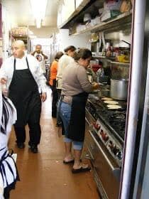 La cocina del restaurante Antojitos Carmen en Columbus Junction, Iowa, reconocido por sus platos tradicionales de comida mexicana.