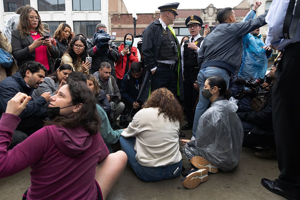 Los acompañantes permanecían en el lugar esperando a que las personas citadas salieran. Sin embargo, muchas fueron arrestadas. Geovani López relató que su esposa tenía cita a las 9:30 a.m. y no volvió a salir. "Me quedé esperándola afuera… y aún sigo aquí", dijo.