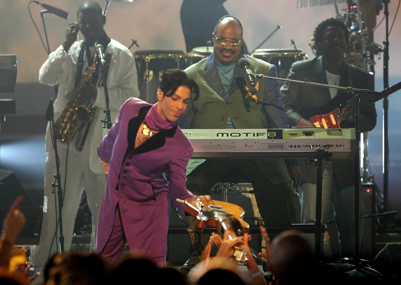 A los siete años compuso su primer canción, llamada 'Funk Machine', aprendió a tocar el piano y echó mano de la pasión musical que su padre sembró en él.