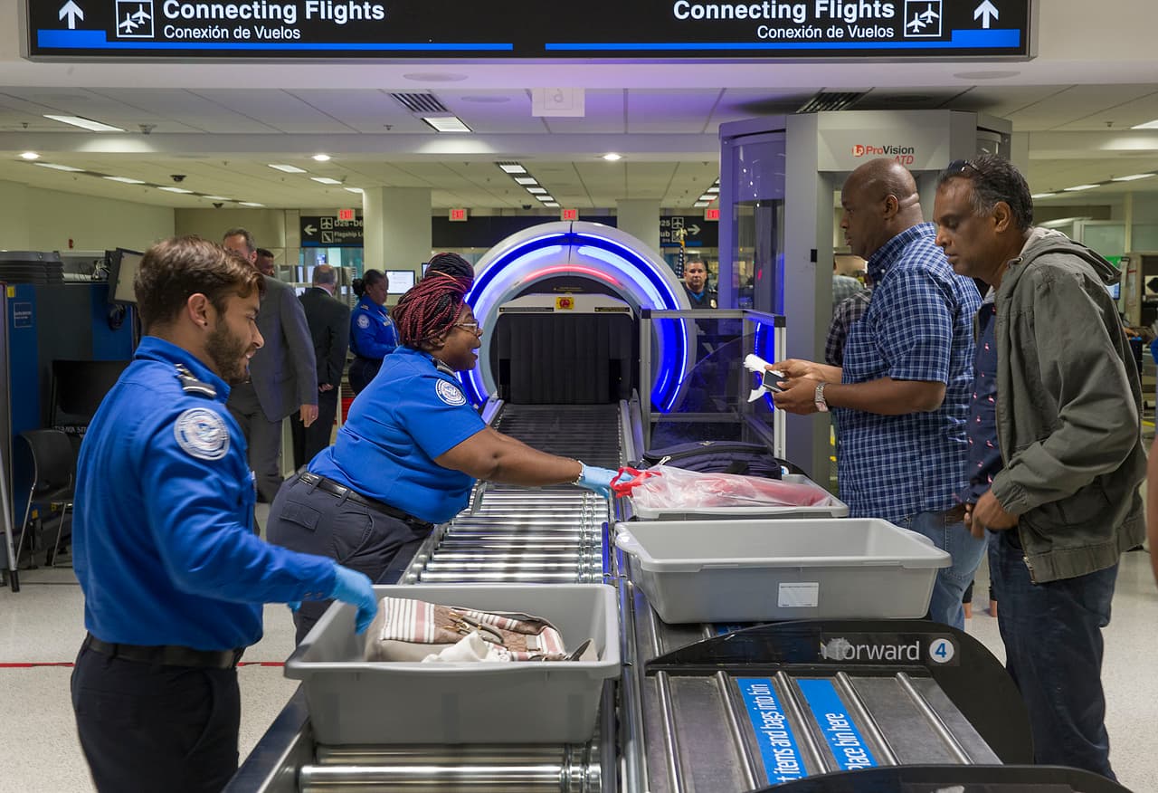 Utilizar zapatos que se puedan quitar con facilidad para los puntos de control de la TSA. 
<br>