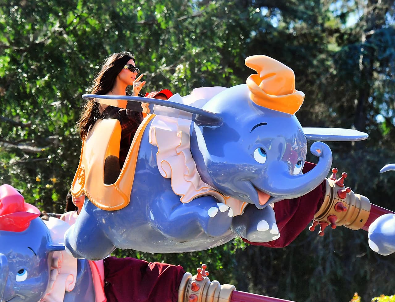 La esposa de 
<b>Kanye West</b> reveló que su deseo de tener otro bebé nació cuando se dio cuenta de que su vida podría terminar luego del 
<b><a href="http://www.univision.com/entretenimiento/television/por-favor-tengo-familia-no-me-manten-kim-kardashian-revive-los-detalles-de-su-robo-en-paris" target="_blank">robo que sufrió en París</a></b>.
<br>