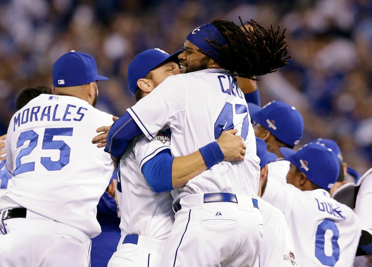 Cueto lanza joya y los Reales despachan a Houston