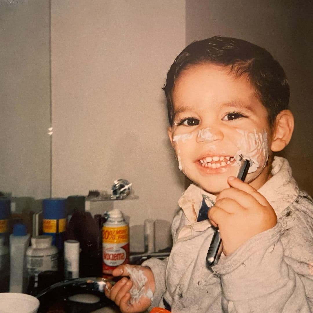 Algunos de los fans también recordaron cuando los actores dieron la noticia de que esperaban un hijo hace casi tres décadas: "Hasta
<b>fuimos testigos de cuando esperabas a Lalito</b>. Le deseamos lo mejor siempre hoy en sus 27 años de vida. ¡Felicidades Eduardo Jr!".