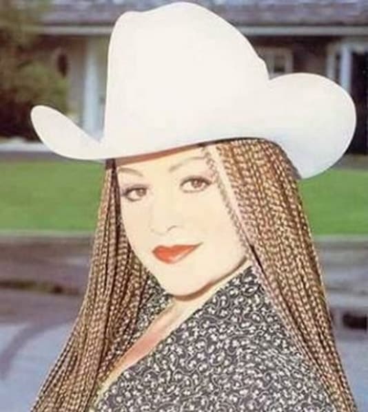 <b>Porque triunfó en un mundo de hombres.</b> Jenni Rivera creció entre hombres y fue por eso que desde muy pequeña aprendió a defenderse de ellos.