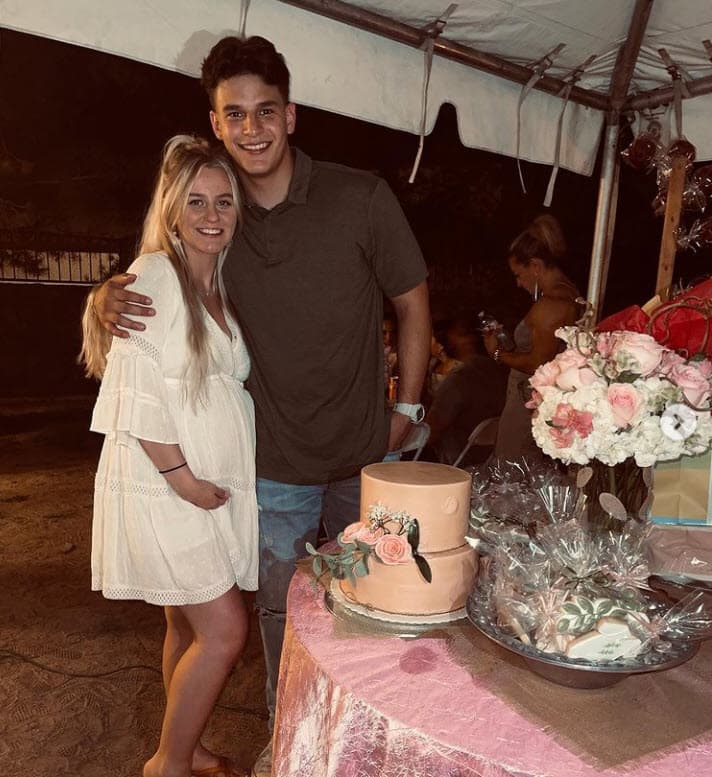 "Veo a mi hijo muy feliz, muy realizado", dijo a medios mexicanos este martes 19, horas antes de que naciera su nieta, "obviamente yo en mis planes me hubiera gustado que terminara su maestría primero y empezar un doctorado, pero bueno, las cosas se van dando así".
<br>
<br>
<br>
<br>