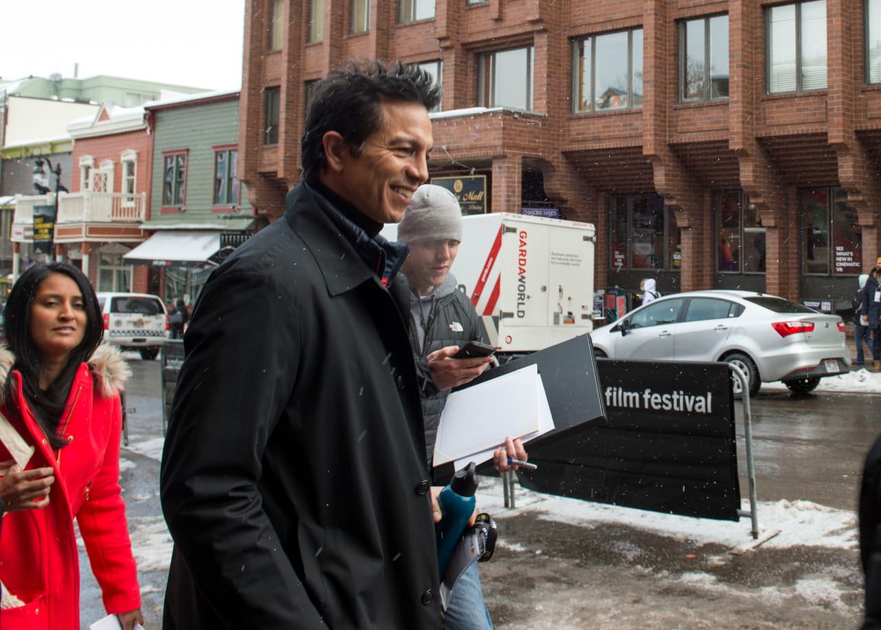 Benjamin Bratt paseando entre las nevadas calles de Utah.