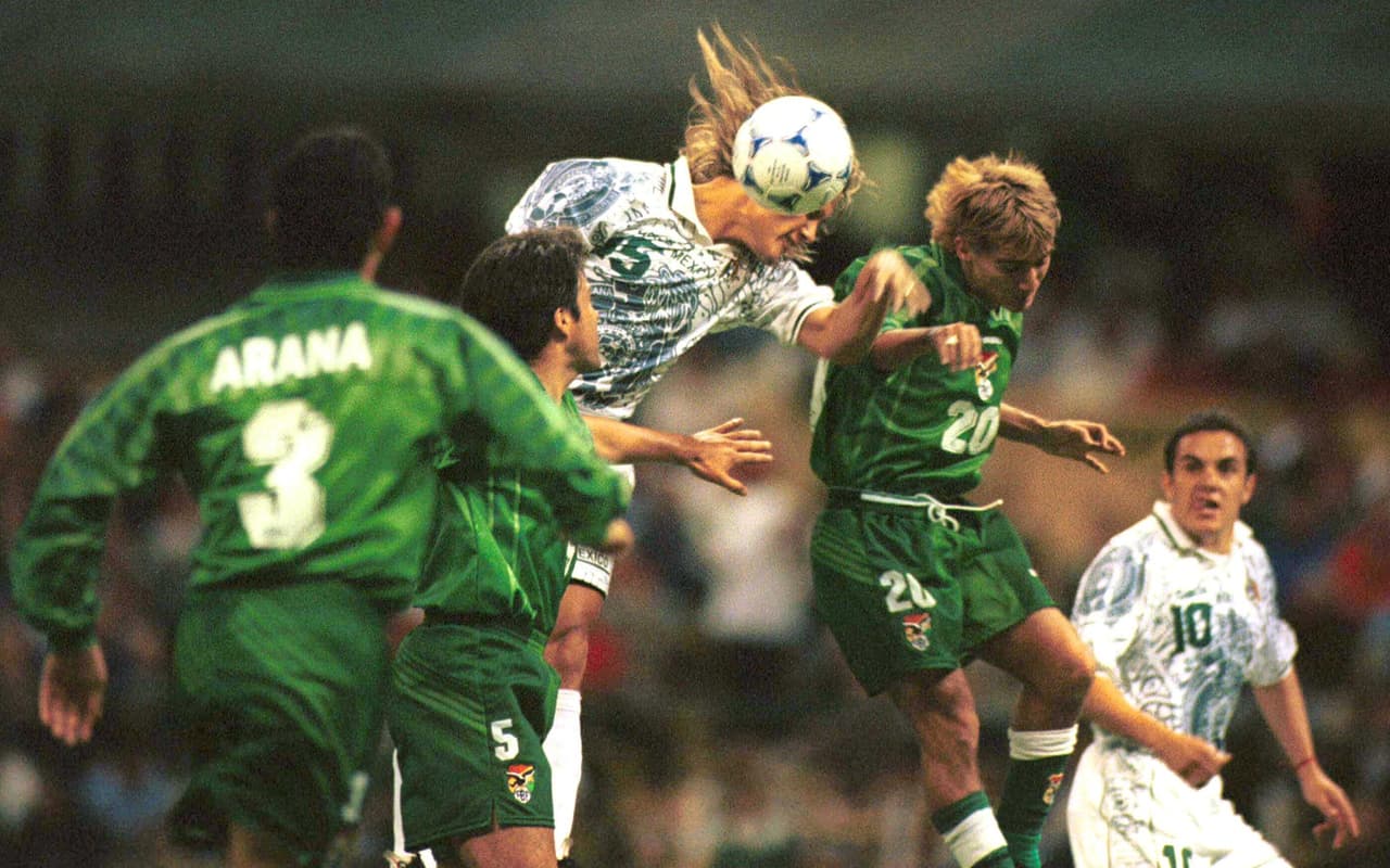 México pudo descifrar el partido y se impuso 1-0 con gol de Palencia, con lo que clasificó como líder de su zona a las semifinales.