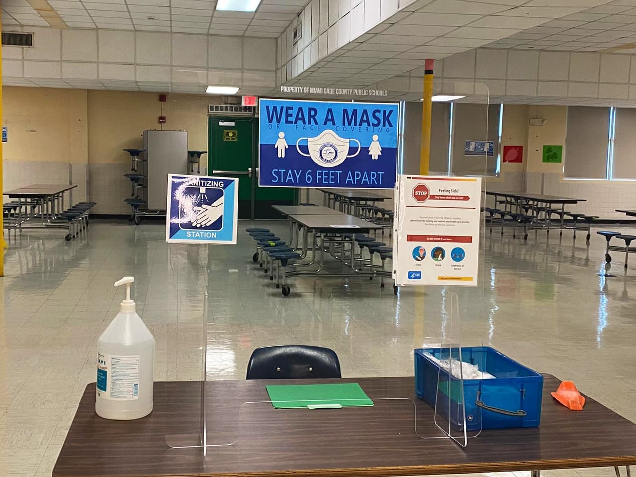 Sin embargo, las escuelas públicas del condado Miami-Dade mantendrán el requisito de cuarentena de 14 días hasta que el departamento de salud de Florida haga otra indicación.
<br>