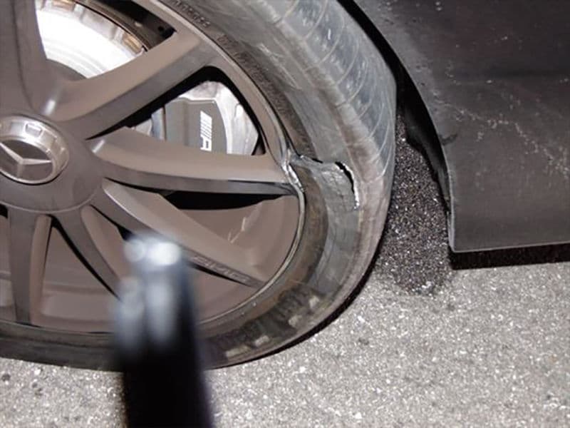 Por las imágenes publicadas por el Departamento de Policía de la Ciudad de Júpiter, parece que Tiger golpeó algo con suficiente fuerza para romper por lo menos dos neumáticos y dañar seriamente las ruedas de aleación de aluminio antes de decidir detenerse y tomar una siesta sobre el carril para bicicletas.