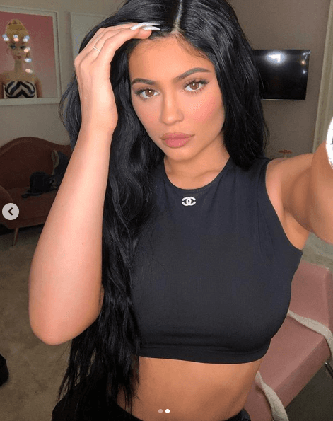 Mientras que Kylie Jenner, asegura el diario Daily Mail, ha decidido
<b> </b>darle prioridad a su carrera como empresaria
<b> </b>y le ha insistido al 
<b><a href="https://www.univision.com/entretenimiento/kris-jenner-responde-si-tyga-es-el-verdadero-padre-de-stormi-la-hija-de-kylie-jenner">papá de su bebé Stormi</a></b> que continúe trabajando.