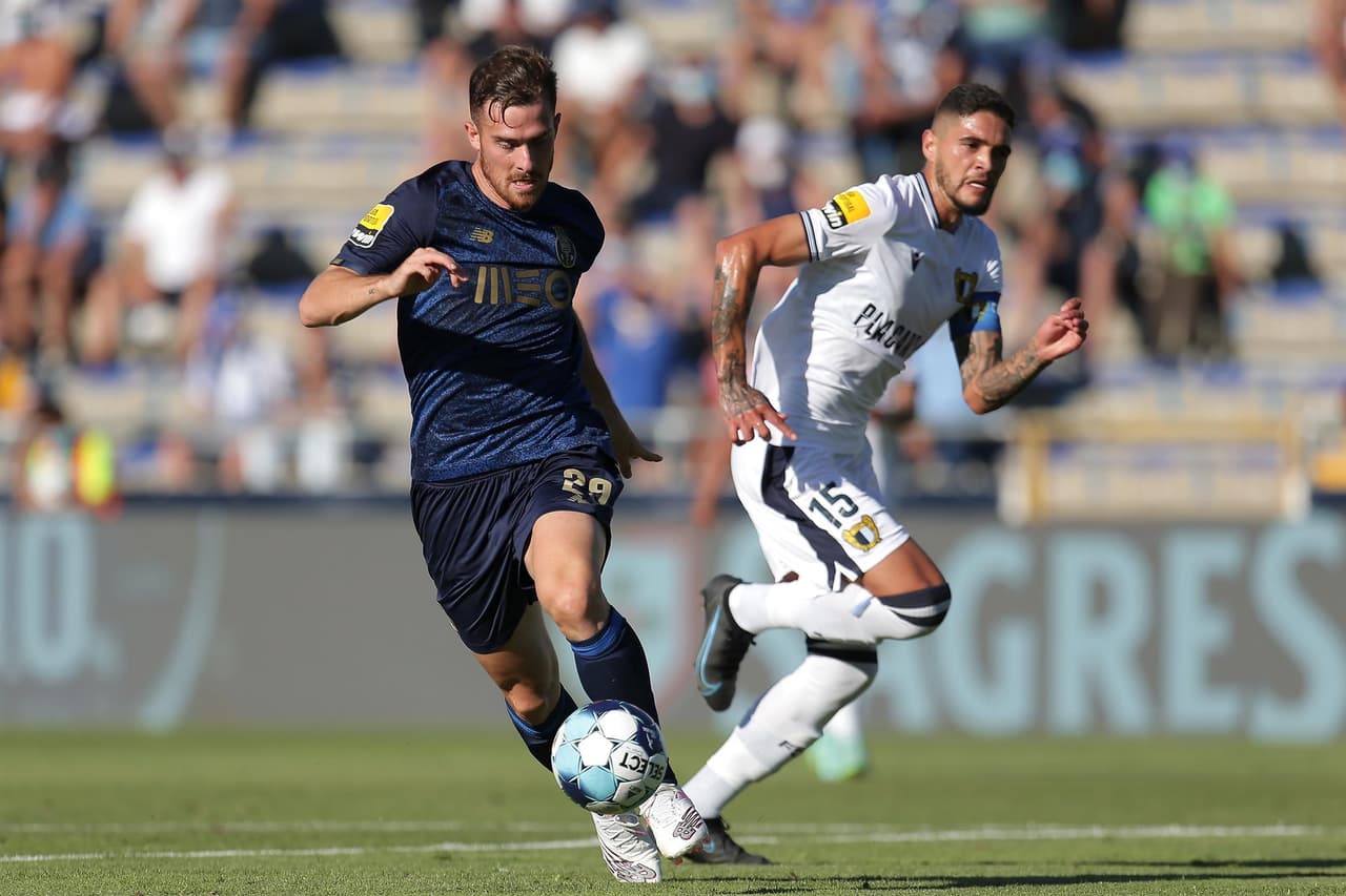 Porto se lleva la victoria ante el Famalicao 2-1 durante la segunda Jornada de la Primeira Liga. Toni Martínez le dio la victoria a los 'Dragones Azules', pues anotó dos goles contra uno de Riccieli Eduardo da Silva Junior. 'Tecatito' Corona no tuvo participación en el encuentro.