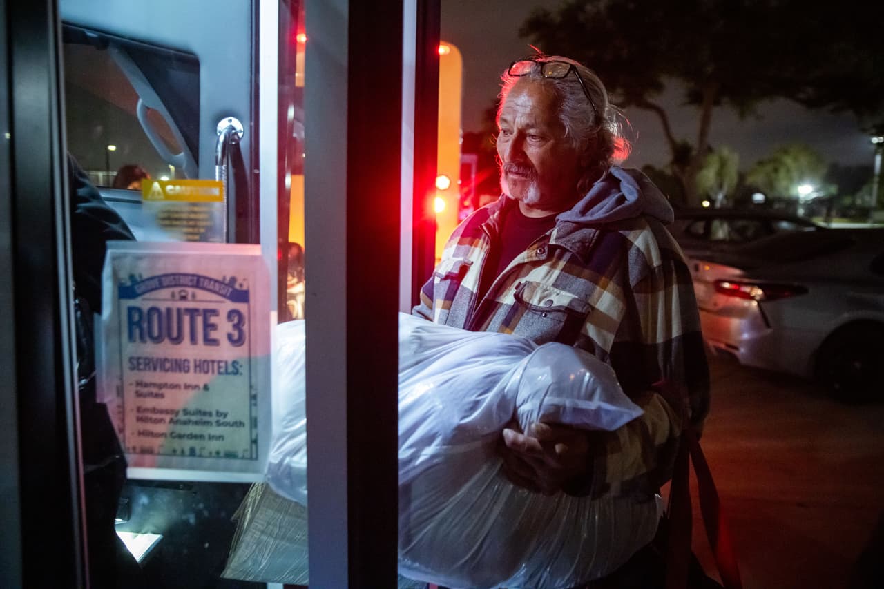 Los evacuados por una fuga en un tanque de una planta química aeroespacial se trasladan a otro refugio después de que el Centro Deportivo y Recreativo de Garden Grove cerrara sus puertas por la noche en Garden Grove, California, el viernes 22 de mayo de 2026. (Foto AP/Ethan Swope)