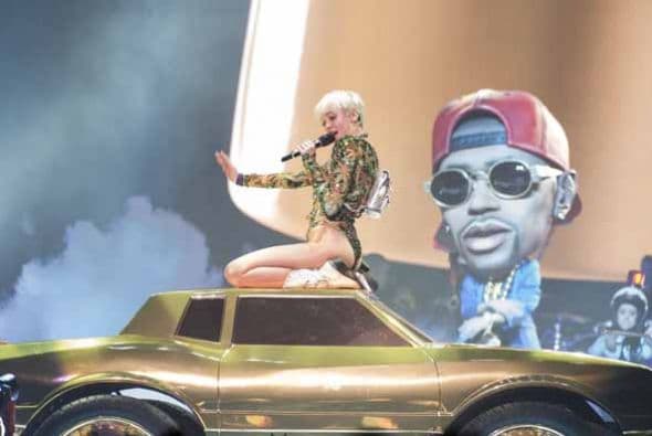 Miley Cyrus con manitas juguetonas en su 'Bangerz Tour'. En Los Ángeles la reina del escándalo se presentará a partir del 20 de febrero. ¿Será que además de la música, presentará su técnicas íntimas en cada concierto? Te damos un adelanto gráfico.