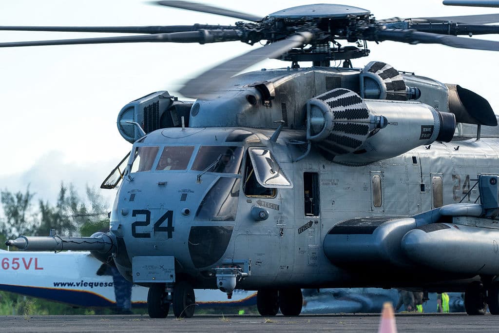 Dos días después, la
<b><a href="https://www.univision.com/local/puerto-rico-wlii/gobernadora-de-puerto-rico-maulla-en-un-podcast-con-yovin-el-esposo-que-pidio-a-la-virgen-de-fatima-fotos" target="_blank">gobernadora de Puerto Rico especificó</a></b> que los militares practican en la base Muñiz, que utiliza la Guardia Nacional, a 10 millas de San Juan, al norte de la isla. También, mencionó, están en la
<b>base Ramey, en Aguadilla</b>, al noroeste. Y otro grupo practica en la antigua
<b>base Roosevelt Roads, en Ceiba</b>, al sureste.