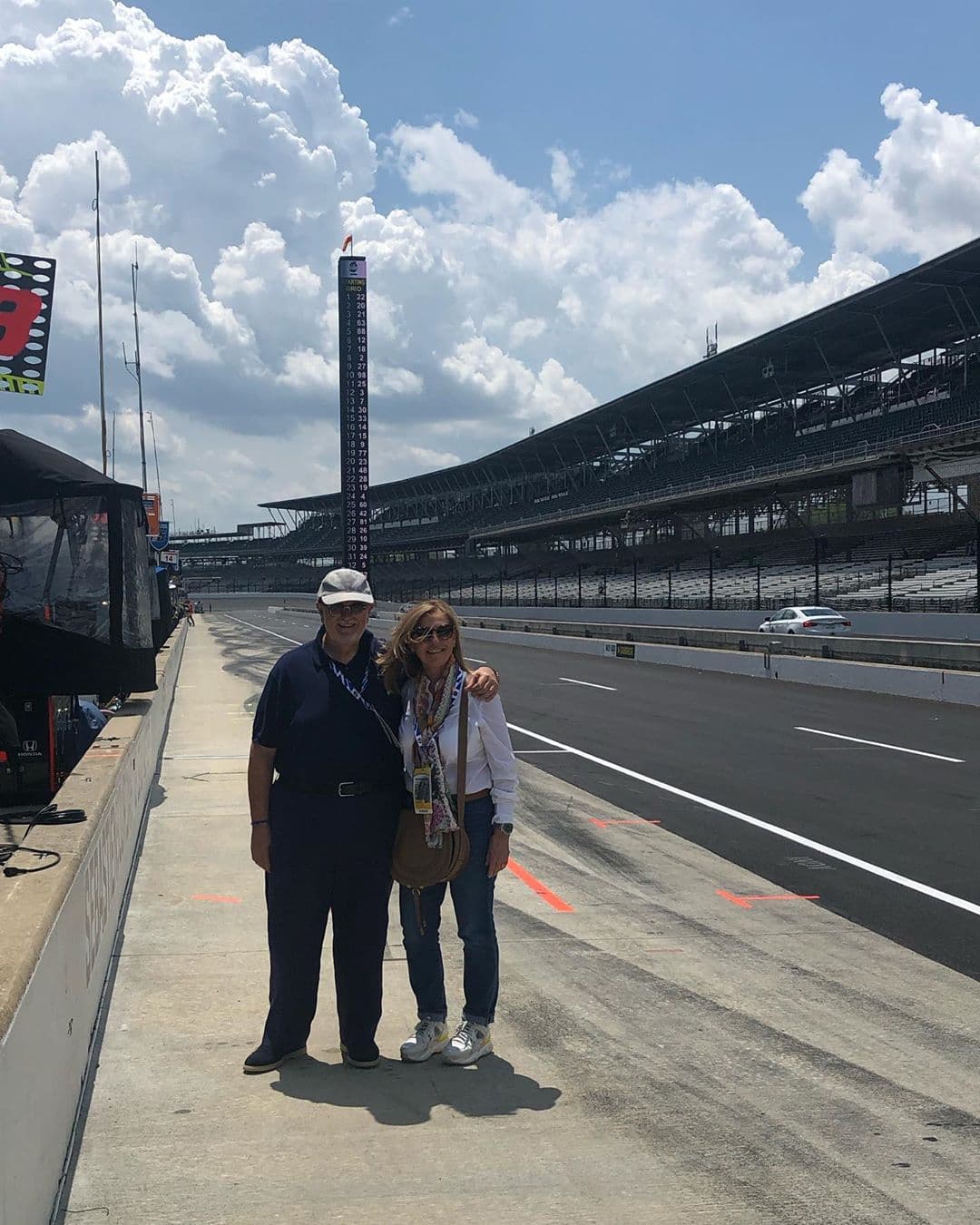 El Gordo y Millie pasearon por la pista del Indianápolis Motor Speedway, en donde se lleva a cabo una de las carreras más espectaculares del mundo del automovilismo.