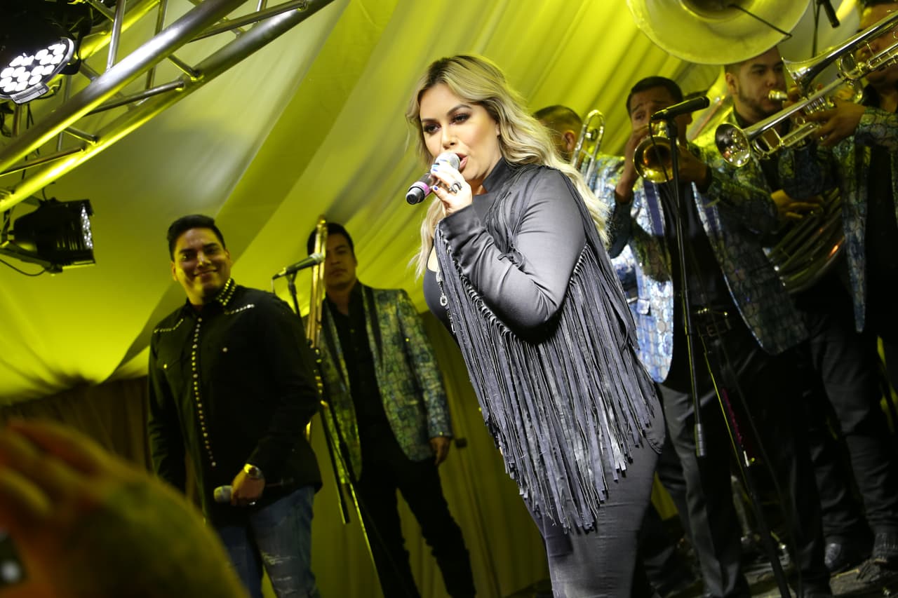 Ya en el escenario, la cantante complació a los presentes con algunas de las canciones de su disco.