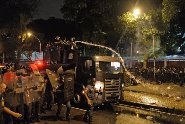 Asimismo, un grupo de mujeres ha participado en la manifestación para solicitar un estado "laico" y la mejora de sus derechos civiles.