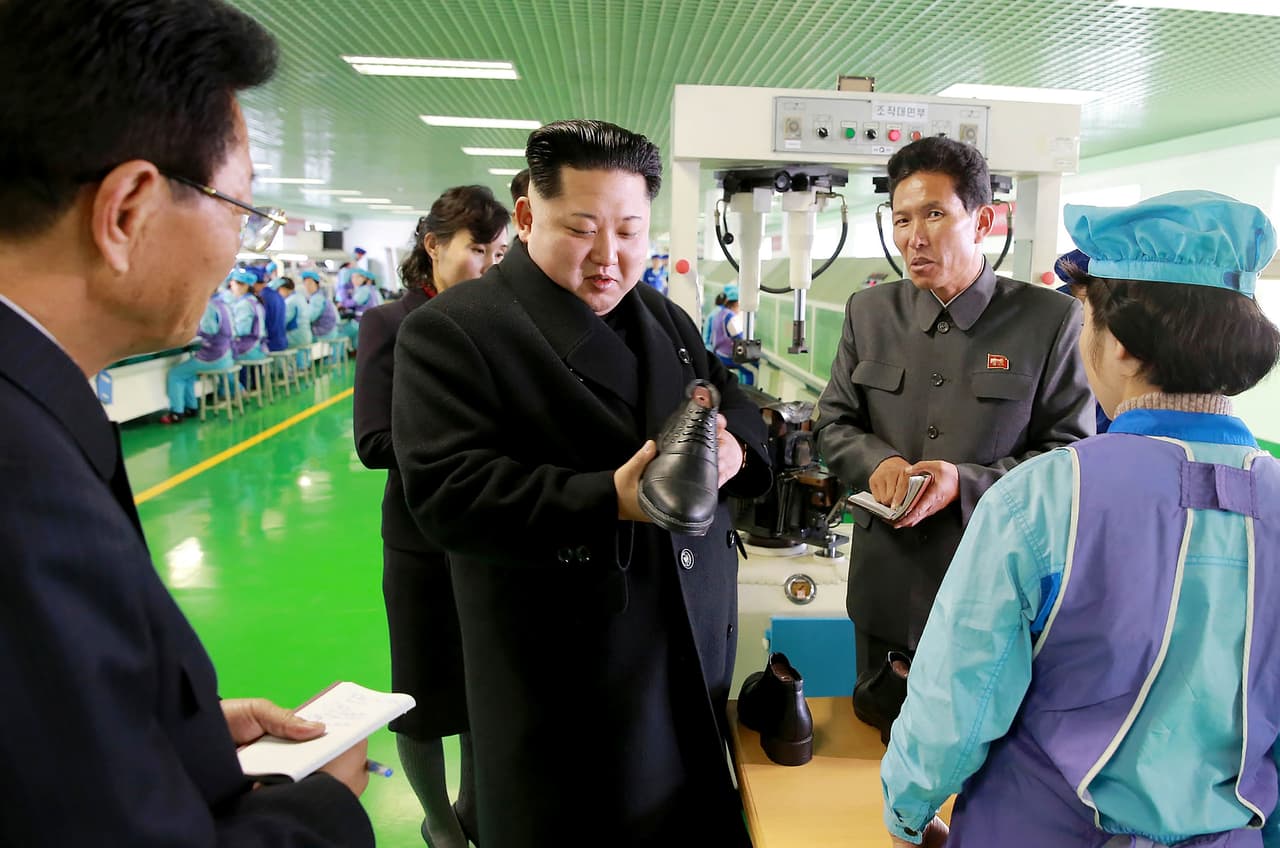 <b>Experto en zapatos. </b>La imagen del 9 de diciembre de 2016 muestra a Kim Jong-Un inspeccionando una fábrica de zapatos en la provincia de Kangwon.