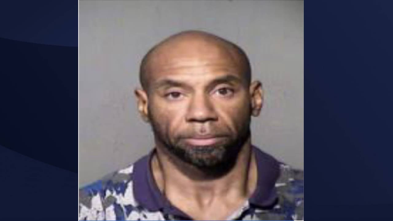 Kyle Anderson Thompson, de 49 años, lo buscan por varios cargos de abuso sexual y explotación infantil. Es descrito como afroamericano, mide 5 pies y 8 pulgadas y tiene ojos color café. Llame al 480- 837-8446 si tiene información. Hay una recompensa de $5,000.