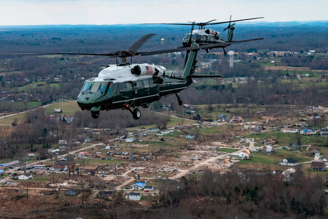 Una vez en el aire, los helicópteros cambian su puesto constantemente, con el objetivo de que no se sepa exactamente en qué nave viaja el presidente.