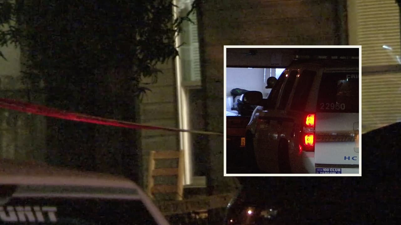 Francisco Orozco, de 20 años, estaba solo dentro de una vivienda ubicada en la cuadra 
<b><a href="https://www.google.com/maps/place/11900+Kingslake+Forest+Dr,+Houston,+TX+77044/data=!4m2!3m1!1s0x8640afe74f04b78d:0x15eca69c033cc2d4?sa=X&ved=2ahUKEwiv-OjStf_zAhXTtTEKHWxdAsUQ8gF6BAgIEAE" target="_blank">11900 de Kingslake Forest Drive</a></b>, escuchó ruidos y llamó a su hermano y a la 
<b><a href="https://www.univision.com/temas/policia">policía</a></b>.