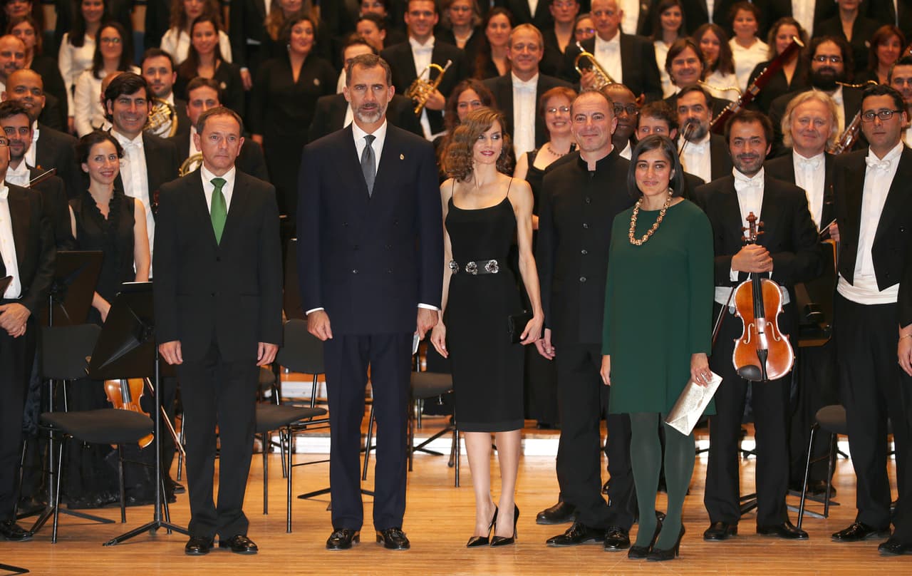 Letizia y Felipe posando con los músicos.