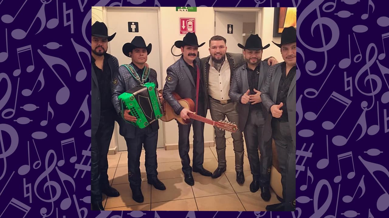 Junto a Los Tucanes de Tijuanes, a quienes admira y respeta.