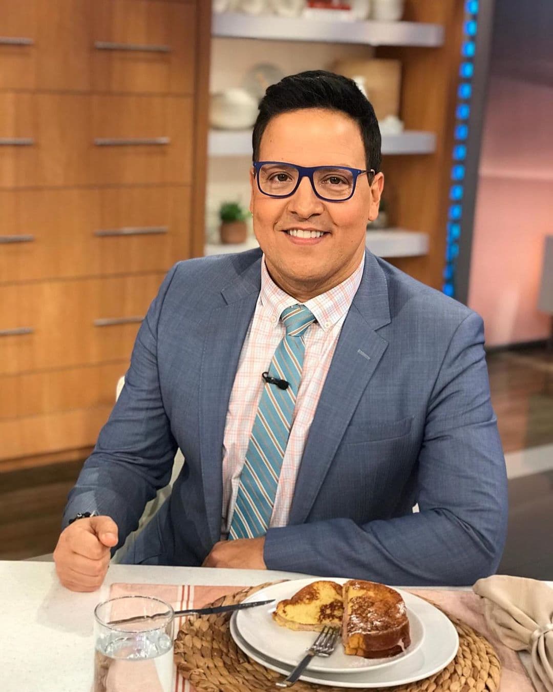 Raúl González contagia con su energía y buen humor tanto a sus compañeros como al público. En redes sociales recibe decenas de comentarios que halagan su comicidad y postura positiva ante la vida.