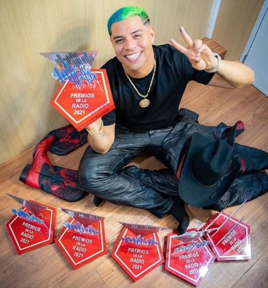 En la charla se sinceró sobre ciertas polémicas que se han generado alrededor de él, como 
<b><a href="https://www.univision.com/musica/eduin-caz-lanza-su-linea-de-ropa-y-bajo-el-efecto-del-alcohol-modela-algunos-de-sus-disenos-video" target="_blank">su gusto por tomar bebidas alcohólicas. </a></b>
<br>