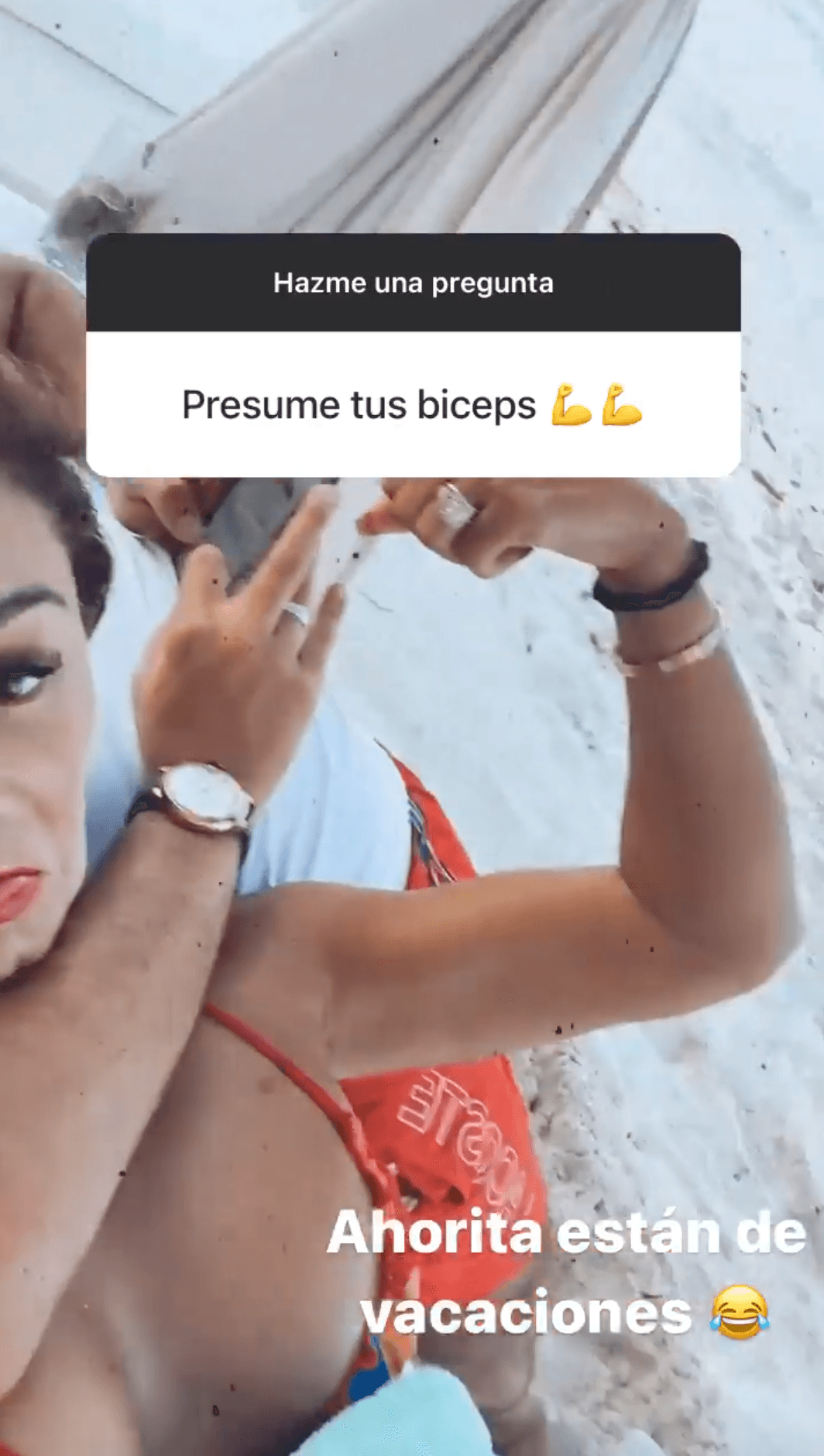En broma y abrazada por su marido, la intérprete de 'Te pesará' presumió sus bíceps..."de vacaciones".