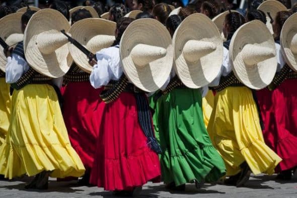 La celebración del 5 de Mayo da para todo, y eso aplica a la vestimenta. Algunos muy tradicionales, otros no tanto, pero lo que cuenta es el color y sabor de nuestras raíces ¿No lo crees? ¿Cinco de Mayo no es un día festivo?, la respuesta aquí