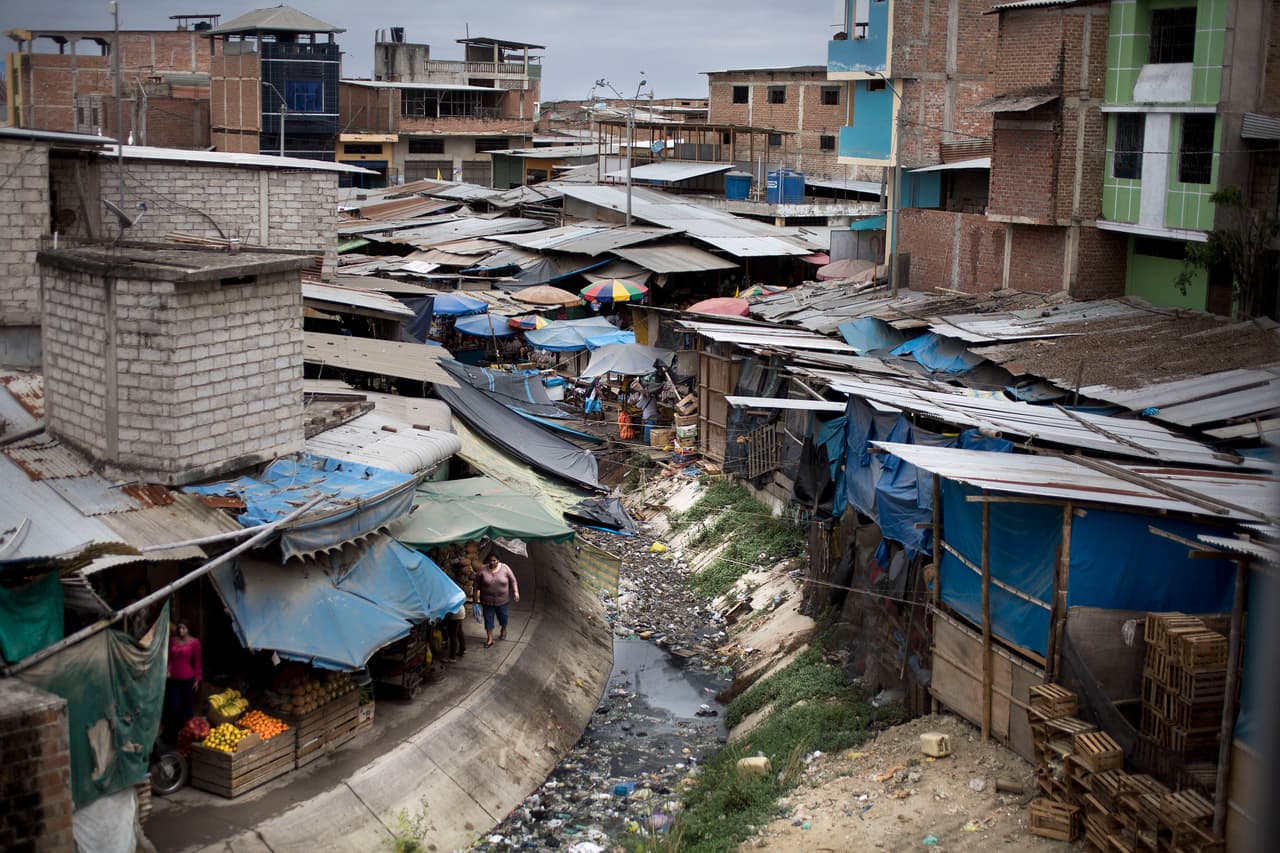En un comunicado, Amnistía Internacional dijo que la implementación de las recientes medidas migratorias en Perú "podría incrementar el riesgo e inseguridad" de quienes buscan obtener protección internacional. Además dijo que
<b>aumenta la vulnerabilidad de estos migrantes frente a la discriminación, las amenazas a su vida e integridad personal, la violencia sexual y de género, los abusos y explotación, la trata de personas, el tráfico de migrantes y refugiados,</b> entre otros.
<br>