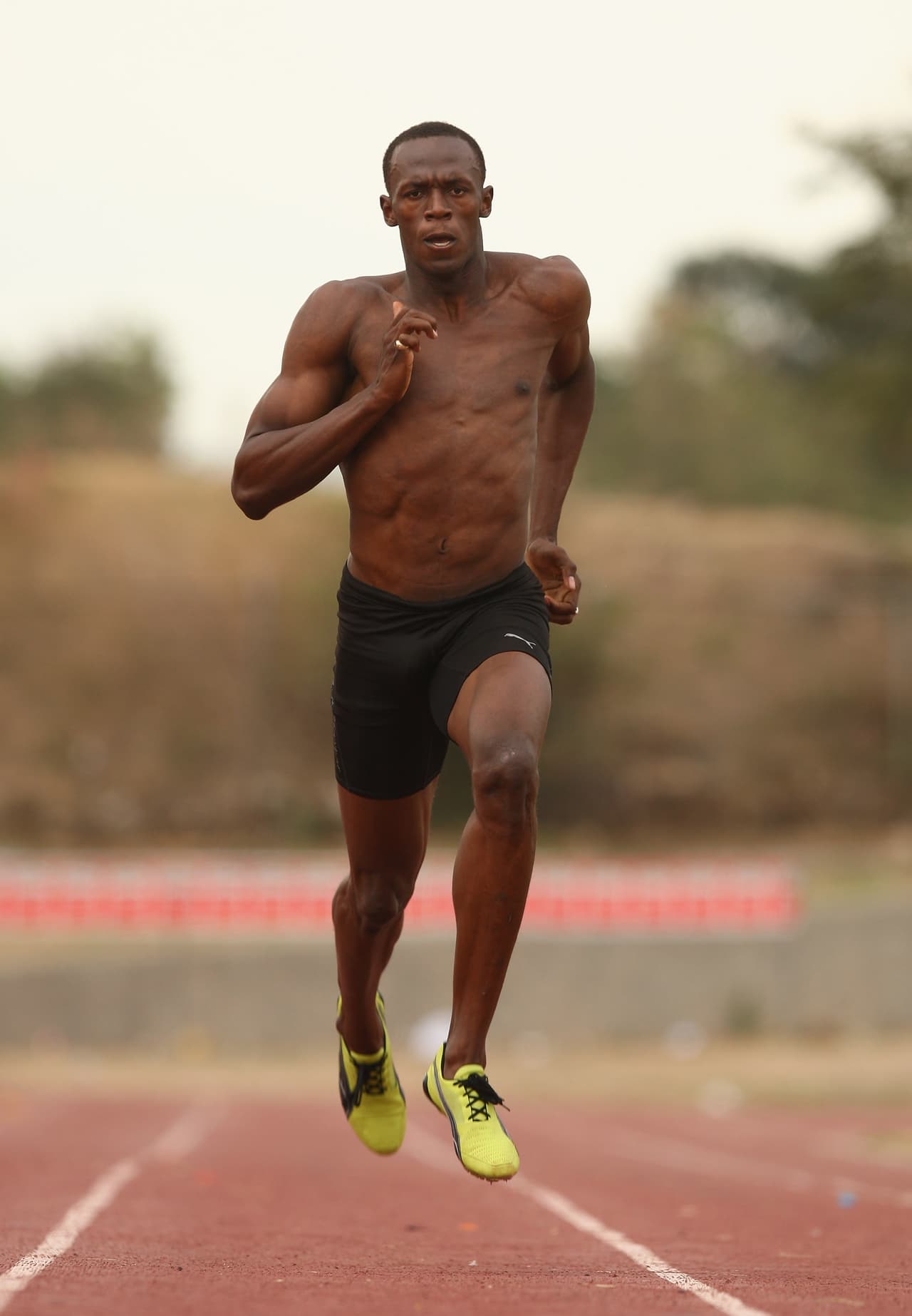 En 2009 repite las victorias en 100, 200 y 4 x 100 metros, ahora en el campeonato mundial de Berlín. En la foto durante un entrenamiento en el estadio nacional de Jamaica, ese mismo año.