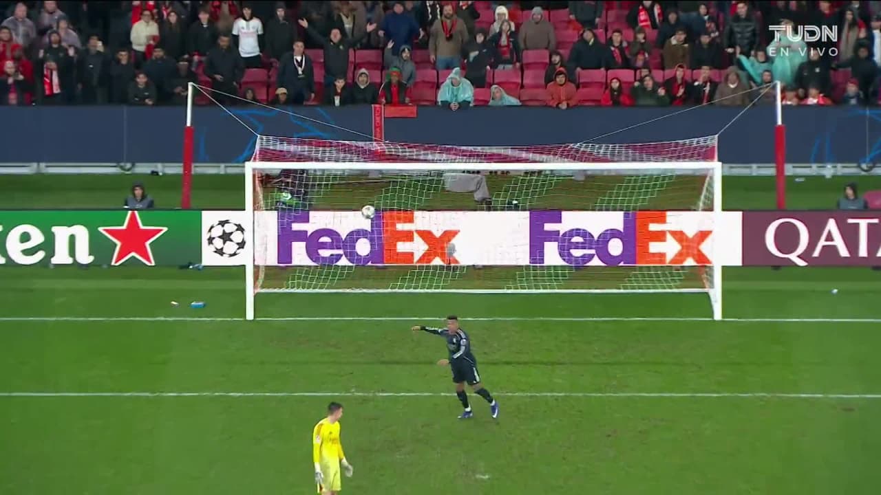 ¡Tarjeta Roja! Rodrygo recibe la segunda amarilla y se va del juego.