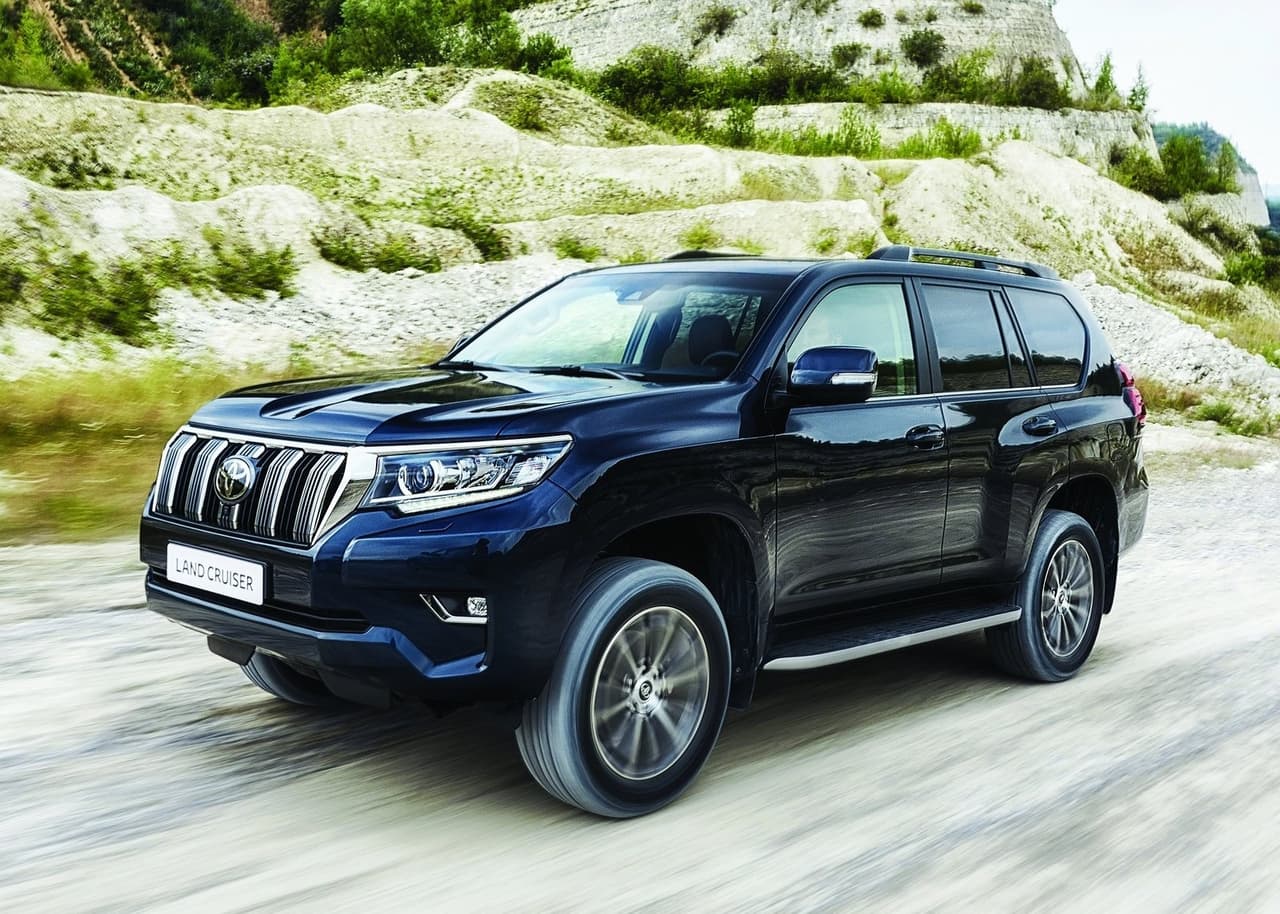 <h3 class="cms-H3-H3"><b>1er. lugar en el segmento de las SUV con tres filas de asientos</b></h3>
<br>
<br>
<u><b>Toyota Land Cruiser</b></u>
<br>
<br>
<b>Puntaje general de iSeeCars:</b> 9.2
<br>
<ul>
 <li><b>Puntaje de confiabilidad: </b>9.8</li>
 <li><b>Puntaje de valor retenido: </b>8.5</li>
 <li><b>Puntaje de seguridad: </b>no disponible</li>
</ul>
<br>
<b>Precio promedio para una unidad con 3 años de uso:</b> $91,976
<br>