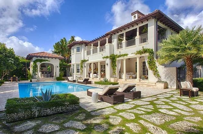 Algunas operaciones como el pago de impuestos se hicieron desde el despacho mexicano de abogados Contreras y Janeiro, del que era socio José Juan Janeiro Rodríguez, señalado por las autoridades de México como el principal operador financiero del exgobernador de Veracruz, Javier Duarte.