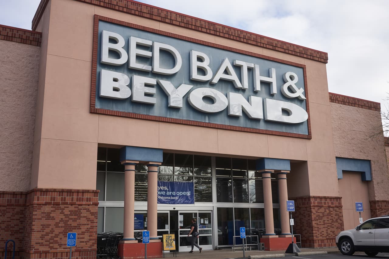 <b>Bed Bath & Beyond.</b> El reporte asegura que este minorista de artículos para el hogar cerrará más tiendas para fines de 2020. Sin embargo, su nuevo enfoque en el comercio electrónico ha generado un aumento de las ventas en línea del 80%. Aún así, muchos piensan que la empresa tiene demasiadas tiendas y la declaración de quiebra, que permite una reestructuración, podría ayudarle a bajar la cantidad de locales.