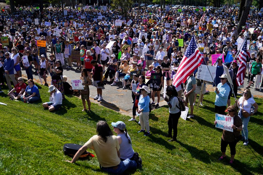 <b>Comparación con protestas históricas</b>: Aunque frecuentes, las manifestaciones actuales no han alcanzado la magnitud de movilizaciones como la Marcha de las Mujeres de 2017 o las protestas de Black Lives Matter en 2020. (Washington DC)