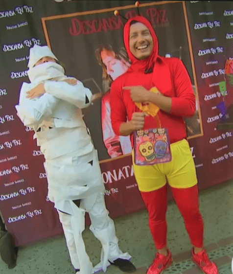 Por su parte, Luis Sandoval rindió honores a su país y se disfrazó de uno de los personajes más emblemáticos y entrañables de México: El Chapulín Colorado. Además, el reportero aprovechó la entrevista a Jonatan Sánchez para improvisarle al cantante un disfraz muy sencillo de momia.