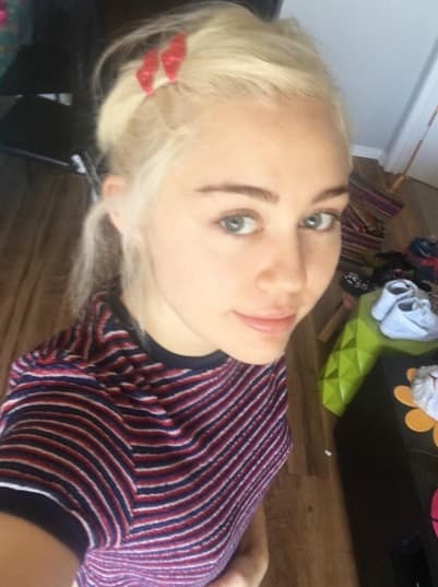 Pero Miley es feliz así, se nota en su carita que la mejor compañía que tiene son sus gatos, los perros y hasta un cerdito.