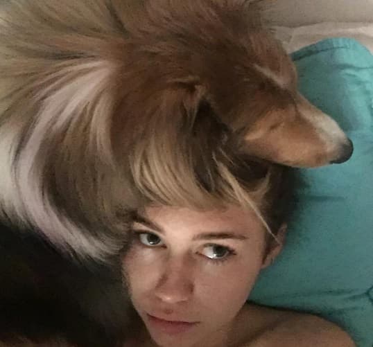 Por supuesto, como buena amante de los animales, los perros también la vuelven loco.