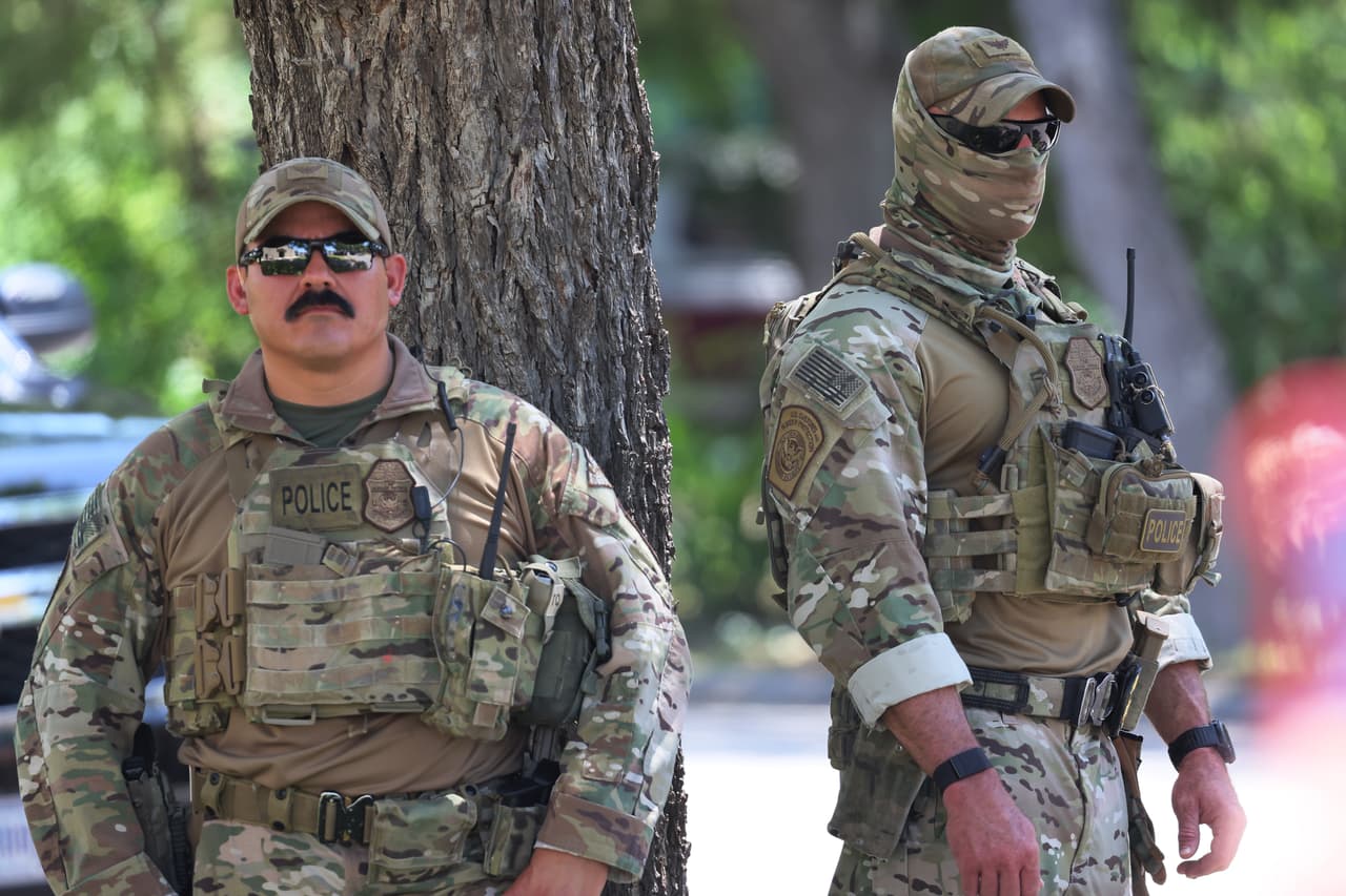 El primer paso del entrenamiento para los estudiantes y el personal de la escuela es evitar estar en el problema: prestar atención a tus alrededores y tener un plan de salida.
