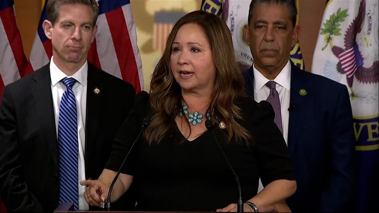 Grijalva jura el cargo y desata presión en Washington por la divulgación del caso Epstein